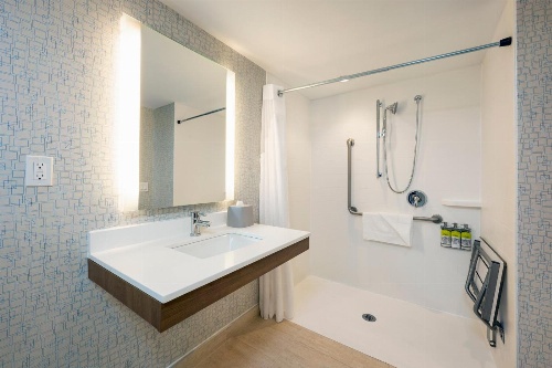 Holiday Inn Express Toronto Downtown image 2